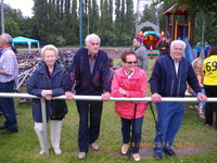 Werther Altstars : Ehrenspielführer Willi Zengler und Ali Schemmer mit ihren Gattinen Maria und Rosemarie.