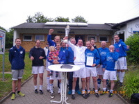 So sehen Sieger aus : Die Kreismeister mit dem noch ungefüllten Pokal! 