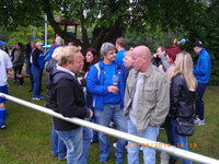 Ex Präsident Wolfgang Karbaum, Zeugwart Walter Stein und Ex Coach Hansi Dames beim Fachsimpeln.