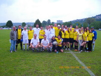 Die Finalisten : Im japanischen weiß die Kreismeister, in gelb Dynamo Tresen aus Kolumbien